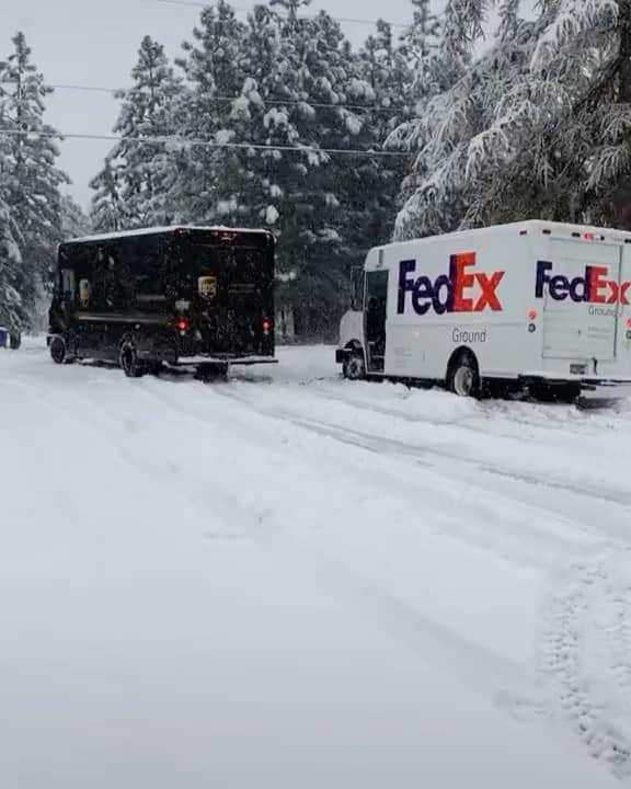 のインスタグラム：「UPS and FedEx helping each other out to deliver our packages. Love to see it! 🤝❤️ (via laurajeanbean3/TT)」