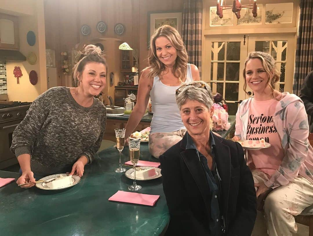 ジョディ・スウィーティンさんのインスタグラム写真 - (ジョディ・スウィーティンInstagram)「I know I’m technically a day late, but I miss my #fullerhouse family SO much!! It’s been a YEAR since we wrapped the show. It was last November when we finished and what a strange, weird year it’s been since then.  I miss each of these faces terribly. Not only the cast, but the crew as well. Our amazing AD’s, our fabulous hair and makeup dept, our camera crew, our amazing dialogue coach Gwenn who definitely kept us focused. Or TRIED to, haha.  There’s just so many faces and memories, with so many people that I’ve known since I first started in this business when I was about 4 years old. They are definitely family and I know we will ALWAYS be in each other’s lives. And I’ll be honest... seeing all those people together in a way that can’t happen now because of Covid- it hits different.  I’m grateful for the love, the joy, the hugs (of course) and a lifetime of memories with some of the best people I know, in this business or otherwise.  Miss them all SO MUCH.  ❤️❤️❤️」11月17日 1時53分 - jodiesweetin