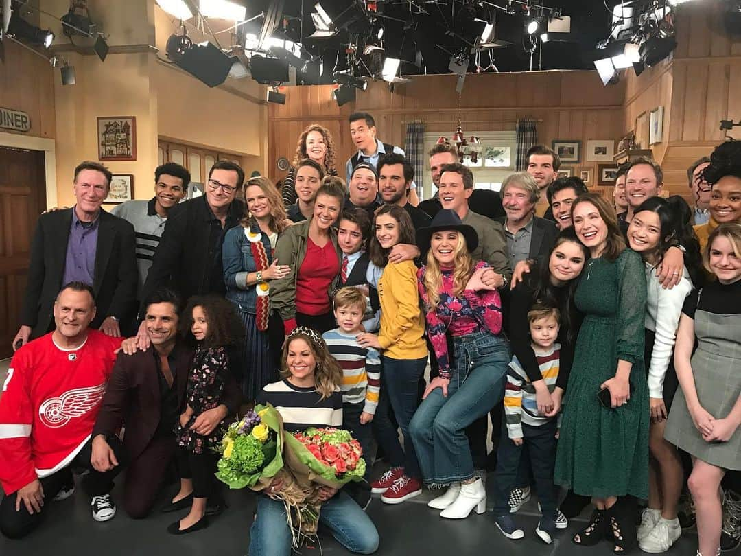 ジョディ・スウィーティンさんのインスタグラム写真 - (ジョディ・スウィーティンInstagram)「I know I’m technically a day late, but I miss my #fullerhouse family SO much!! It’s been a YEAR since we wrapped the show. It was last November when we finished and what a strange, weird year it’s been since then.  I miss each of these faces terribly. Not only the cast, but the crew as well. Our amazing AD’s, our fabulous hair and makeup dept, our camera crew, our amazing dialogue coach Gwenn who definitely kept us focused. Or TRIED to, haha.  There’s just so many faces and memories, with so many people that I’ve known since I first started in this business when I was about 4 years old. They are definitely family and I know we will ALWAYS be in each other’s lives. And I’ll be honest... seeing all those people together in a way that can’t happen now because of Covid- it hits different.  I’m grateful for the love, the joy, the hugs (of course) and a lifetime of memories with some of the best people I know, in this business or otherwise.  Miss them all SO MUCH.  ❤️❤️❤️」11月17日 1時53分 - jodiesweetin