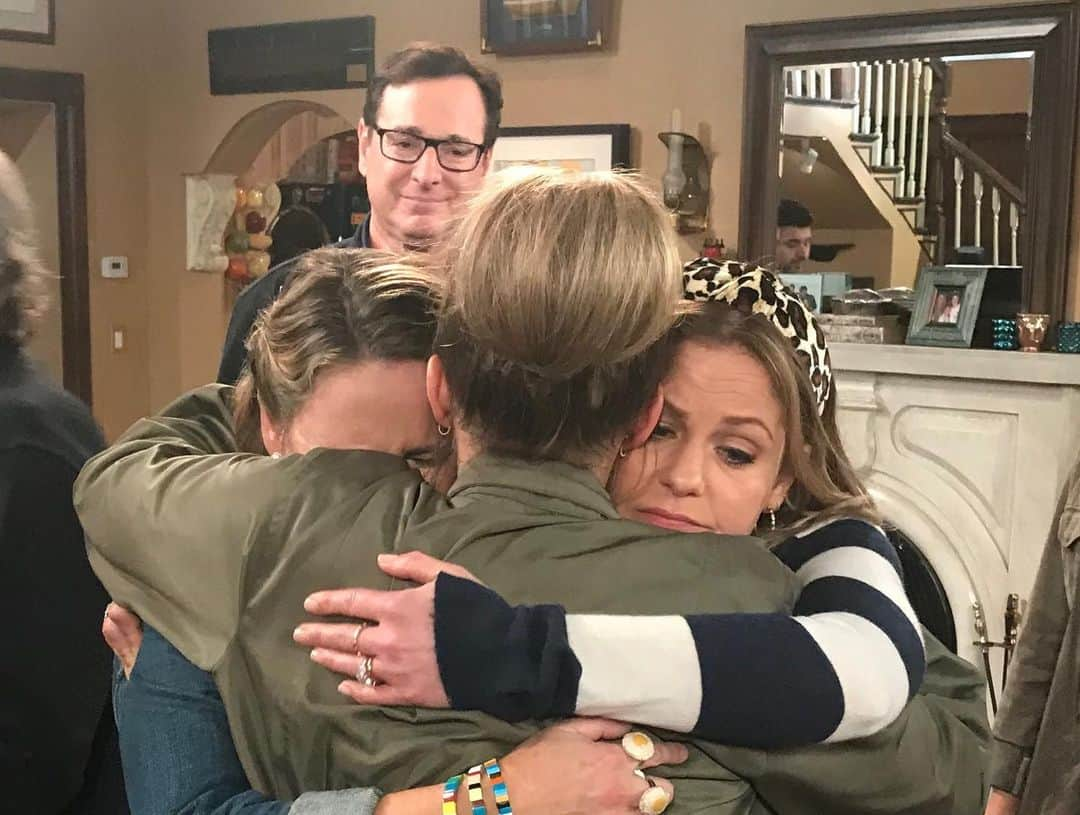 ジョディ・スウィーティンさんのインスタグラム写真 - (ジョディ・スウィーティンInstagram)「I know I’m technically a day late, but I miss my #fullerhouse family SO much!! It’s been a YEAR since we wrapped the show. It was last November when we finished and what a strange, weird year it’s been since then.  I miss each of these faces terribly. Not only the cast, but the crew as well. Our amazing AD’s, our fabulous hair and makeup dept, our camera crew, our amazing dialogue coach Gwenn who definitely kept us focused. Or TRIED to, haha.  There’s just so many faces and memories, with so many people that I’ve known since I first started in this business when I was about 4 years old. They are definitely family and I know we will ALWAYS be in each other’s lives. And I’ll be honest... seeing all those people together in a way that can’t happen now because of Covid- it hits different.  I’m grateful for the love, the joy, the hugs (of course) and a lifetime of memories with some of the best people I know, in this business or otherwise.  Miss them all SO MUCH.  ❤️❤️❤️」11月17日 1時53分 - jodiesweetin