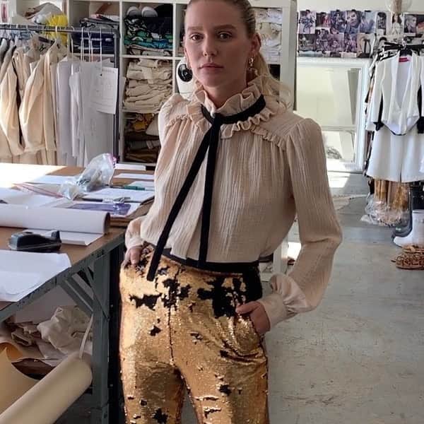ハイディメリックのインスタグラム：「Studio look. Tap pant and poet shirt. HEIDIMERRICK.com」