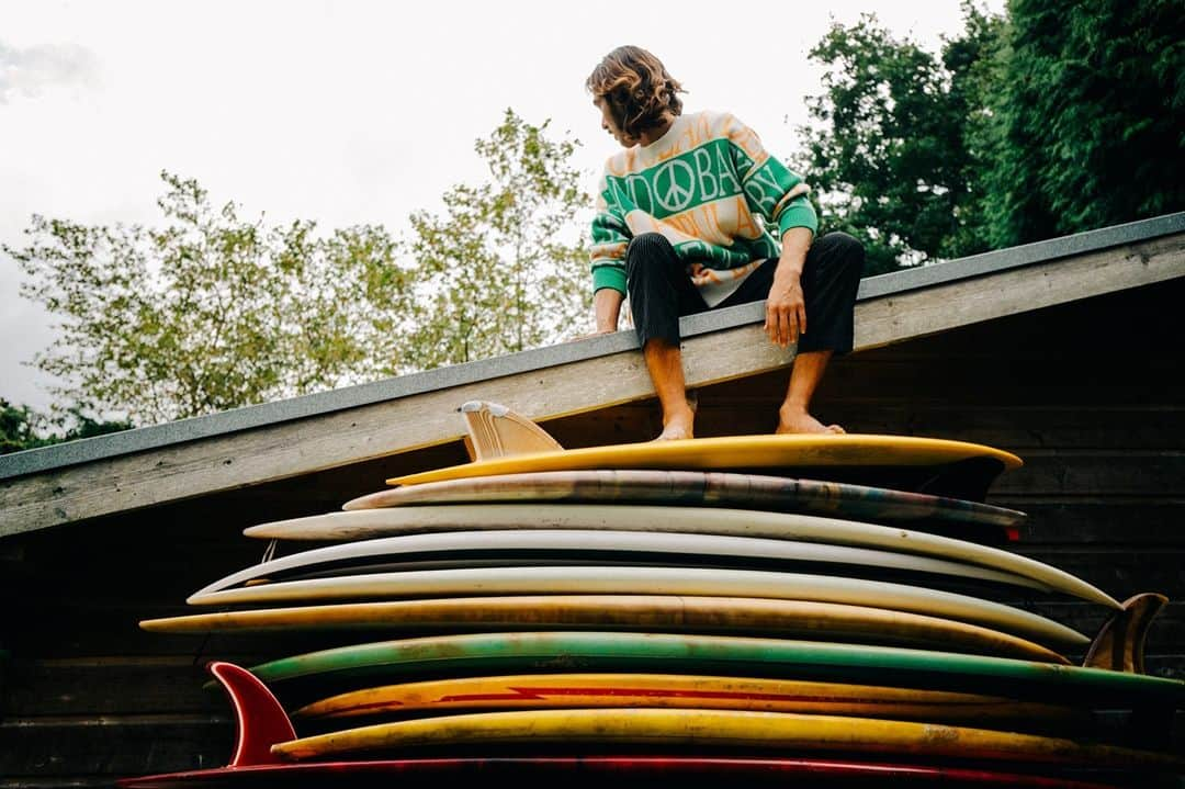 クイックシルバーさんのインスタグラム写真 - (クイックシルバーInstagram)「Every surfboard has a story to tell. And @andynieblas just so happens to be a good listener. ⁣ ⁣ Boards on boards in the Quiksilver Originals collection.」11月17日 2時00分 - quiksilver