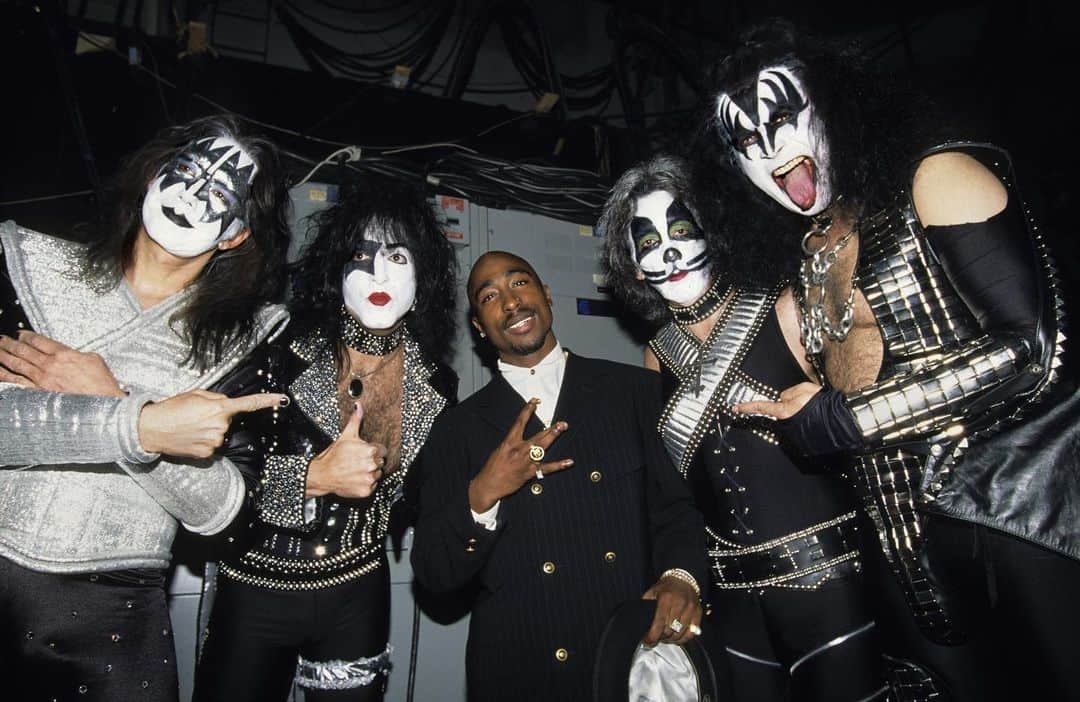 The GRAMMYsさんのインスタグラム写真 - (The GRAMMYsInstagram)「Music brings people together, and the GRAMMY Awards bring unexpected artists together. 🎵  A legendary photo backstage at the 38th #GRAMMYs in 1996 with Kiss and @2pac. 📸 #GRAMMYVault」11月17日 2時00分 - recordingacademy
