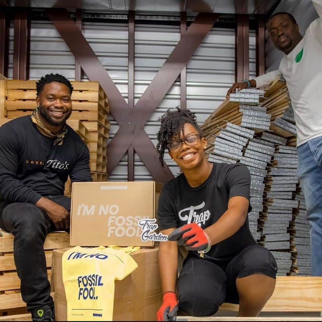グレースマハリーのインスタグラム：「WE LOVE TO SEE IT!! 🙌🏾 Our first US based project completed ✅ 50 families in Tennessee have received their Grobox planting kit and solar window charger!!! They have their own crops and sustainable electricity source!🥬🌽🔋  Due to the pandemic and its limitations, @projecttsehigh shifted focus from Africa to America; we couldn’t be prouder to team up with and support BIPOC communities in this time and push for racial justice and equality. Thanks to YOUR donations, YOU made this a success! & what a pleasure it has been to partner with @trapgarden and @grouphugsolar to fulfill project one of #pjtGROW 🌱☀️🔌💚」