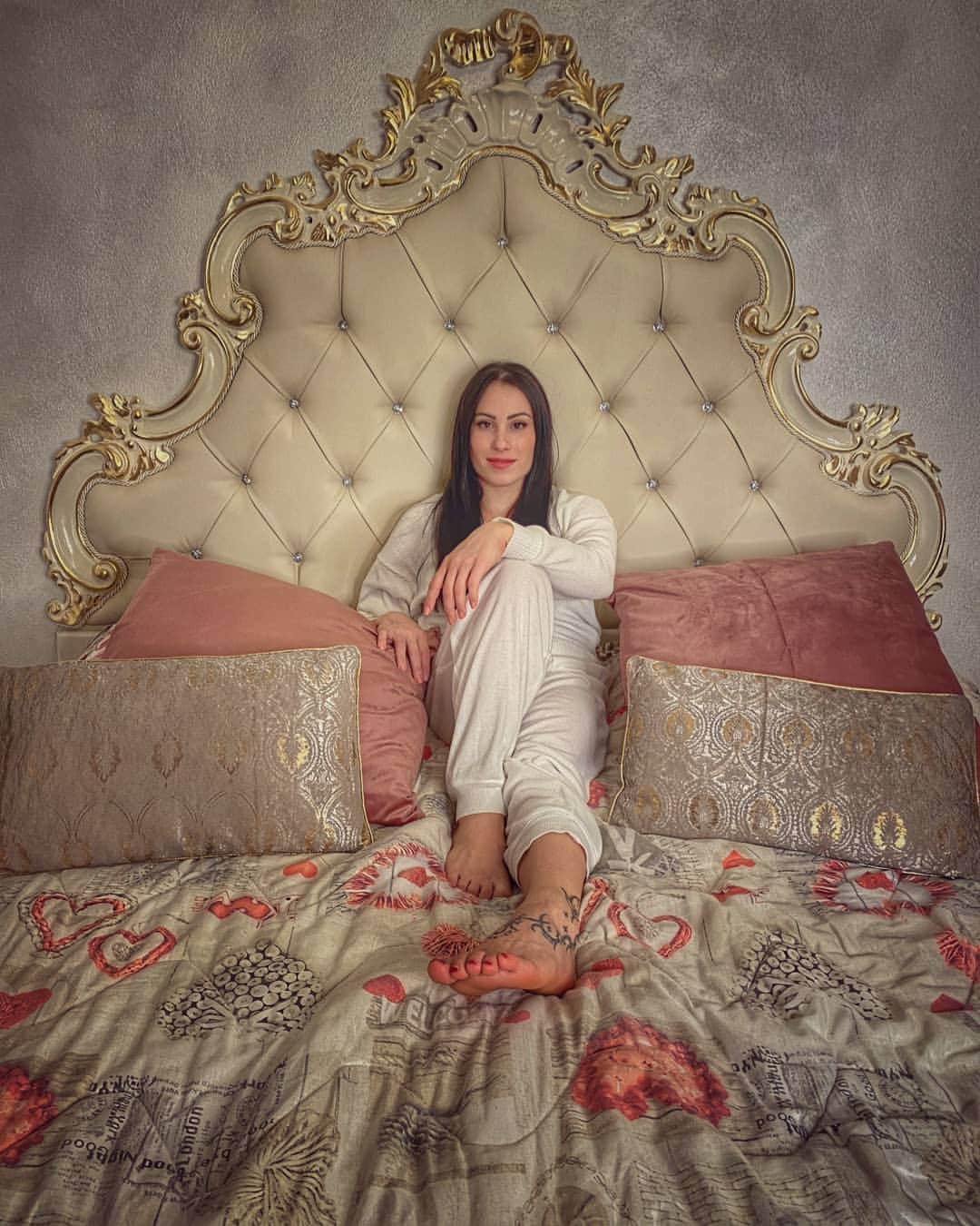 バネッサ・フェラーリのインスタグラム：「Ieri ho litigato bestialmente con il mio pigiama 👊😤, gli ho detto che si sarebbe dovuto levare di torno... E niente ha vinto lui, quindi non c'è stato verso di toglierlo...😅 Vi è mai capitato? ❤️🤣  #domeniche in #zonarossa #vanessaferrari」