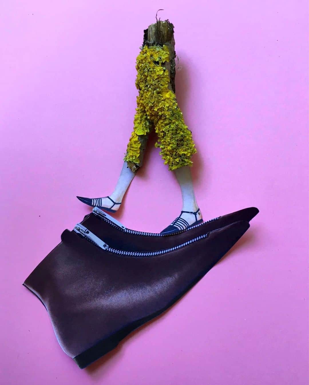 ステラ・マッカートニーさんのインスタグラム写真 - (ステラ・マッカートニーInstagram)「Litter-ally art. Waste is not a laughing matter, but our vegan, cruelty-free Cage sandals and Zipit boots bring a fashionable cheek collaged alongside repurposed found objects. ⁣ ⁣ Explore our Runway Collection in-store and online (link in bio).⁣ ⁣ #StellaMcCartney⁣」11月17日 2時05分 - stellamccartney