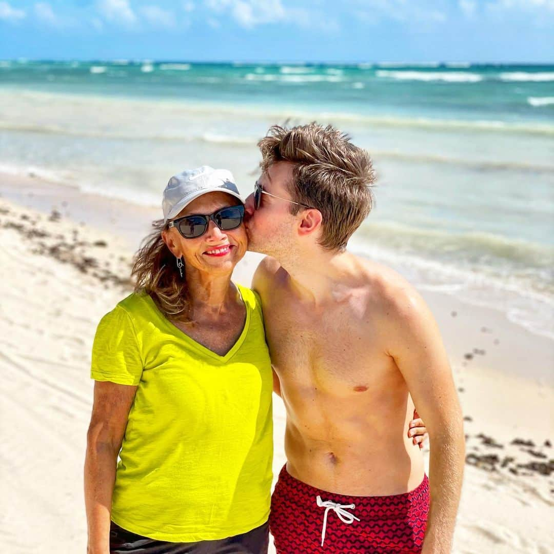 ダグラス・ラザノさんのインスタグラム写真 - (ダグラス・ラザノInstagram)「Is 70 the new 45? Happy birthday, Mom! I can only aspire to be like you when I’m your age. Love you!」11月17日 2時07分 - douglasrazzano