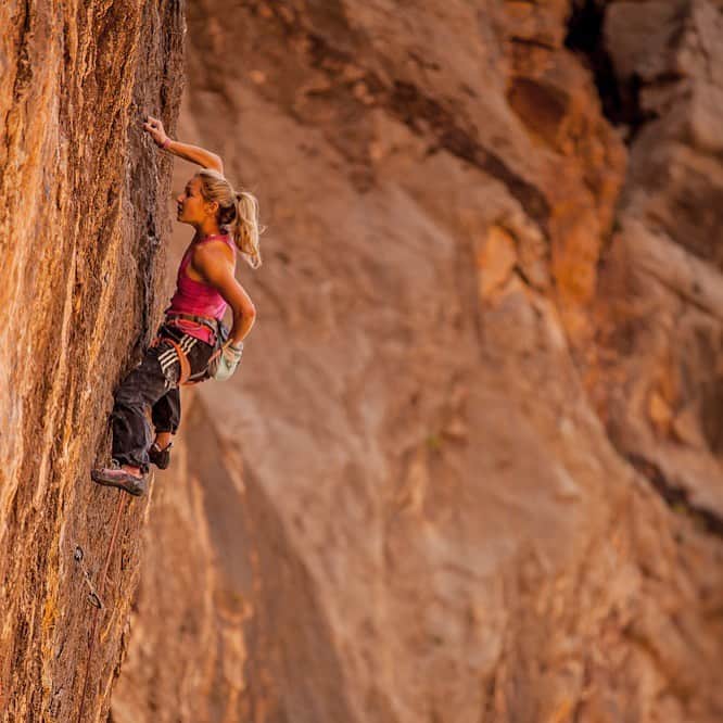 のインスタグラム：「Getting back to climbing and it seems I have a permanent chicken wing happening... who else can relate?? — 7 months off and not being able to use much of my lower body = so pumped!!  Photo from back when I was at the VRG and climbed Atonement, 8c. #endurance #womenwhoclimb #rockclimbing」