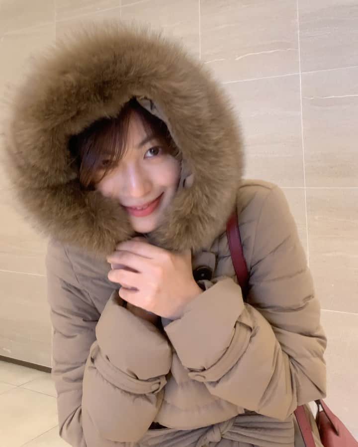 パン・ソヨンのインスタグラム：「. #유료광고  오랜만에 엄마랑 마트 데이트 ❤️ 스타필드 넘 재밌어 강아지친구도 많이 만나고 그리고 너 너무너무 예뻐  딱 원하던 차분하고 여성스러운  #나말고#내패딩#다리길어보이려는#노력#엣지있네 #The_AtG #더엣지 #오늘을스타일링하다  #여자패딩 #구스다운 #패딩 #박지혜」