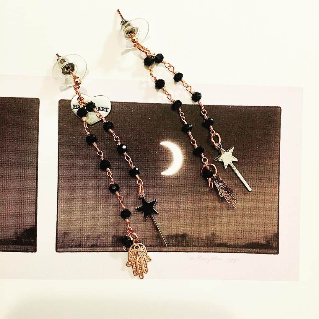 メイデンアートのインスタグラム：「New Rosary Earrings in rose gold with black ematite crystals with Magic Wand and Hamsa charms. . Soon 🔜 available on our online shop🎁 .  #rosaryjewelry #rosary #sacredheart #catholic #handmade #archangelbrands #glorybe #chainmaille #handmaderosaries #beadedrosary #ourfather #bracelets #twentydecades #fivedecades #catholicrosary #beadedbracelets #archangelworks #hailmary #rosaries #prayer #jesus #marymotherofgod #rosarybracelets #beadedjewelry #chain #chainmailrosary #capturedbead #religiousgift #meditativeprayer #bhfyp」