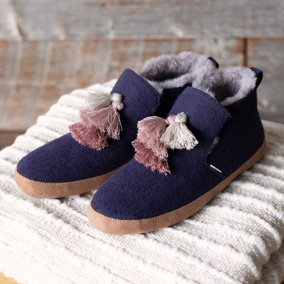 トムズシューズのインスタグラム：「The Nahla Slipper Boot. Just the right amount of all the right things. Plus, every purchase supports the causes you care about, like greater access to mental health resources.」