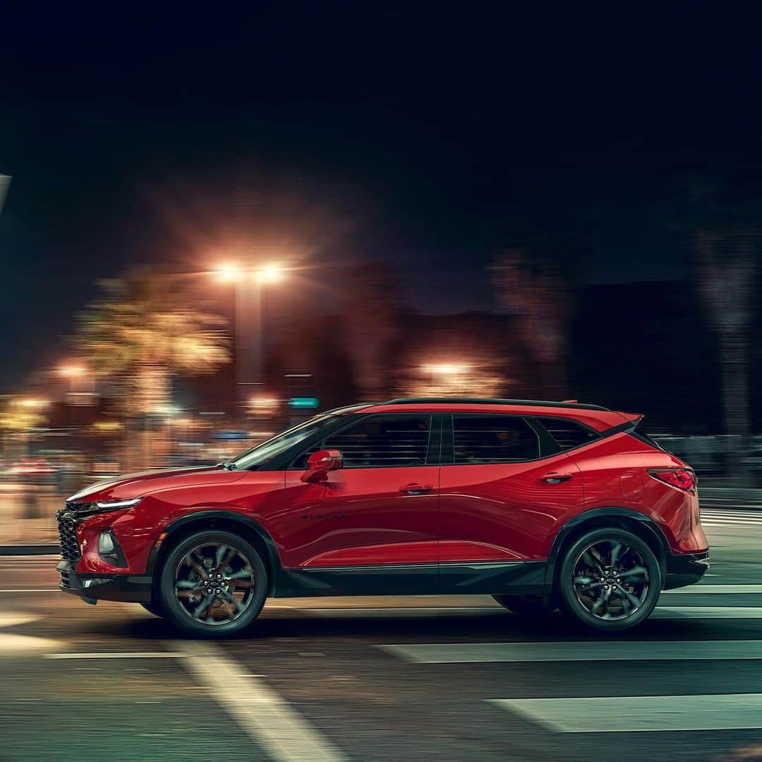 シボレーのインスタグラム：「Take on the holiday rush with confidence and style. #ChevyBlazer」