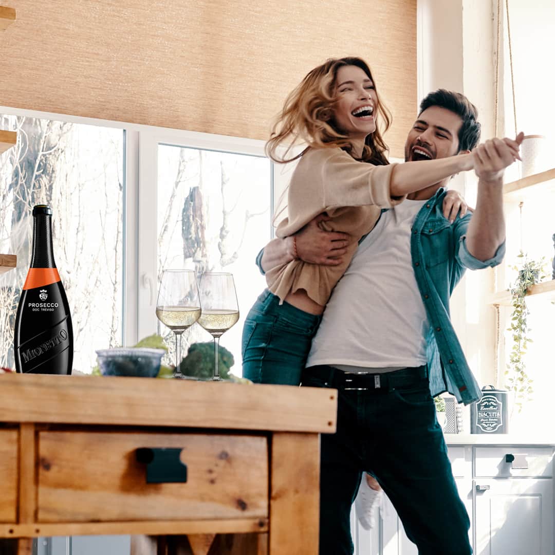 Mionetto Proseccoのインスタグラム：「Note fruttate di acacia, miele, agrumi e mandorla...note d’allegria!⁣ ⁣ Acquista Prosecco DOC Treviso Extra Dry - Luxury Collection - sul nuovo e-shop  Mionetto e ricevilo direttamente a casa 👉Link in Bio 🍾⁣ #mionettoprosecco #mionettoinsieme #mionettoeshop⁣ Bevi Mionetto responsabilmente」