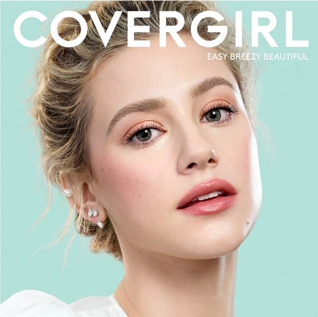リリ・ラインハルトのインスタグラム：「I’m happy to announce that @covergirl has added a clean and vegan mascara to its beloved Lash Blast family! Lash Blast Clean Mascara gives me the volume I love WITHOUT parabens, sulfates, talc, and mineral oil. 🌸  #LashBlastClean #EasyBreezyBeautiful」