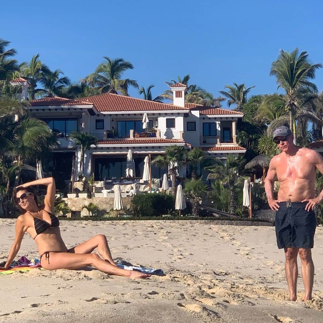 ヘザー・マクドナルドのインスタグラム：「Getting free mental therapy from @drdrewpinsky in #Cabo @bluedesertcabo #juicyscoop」