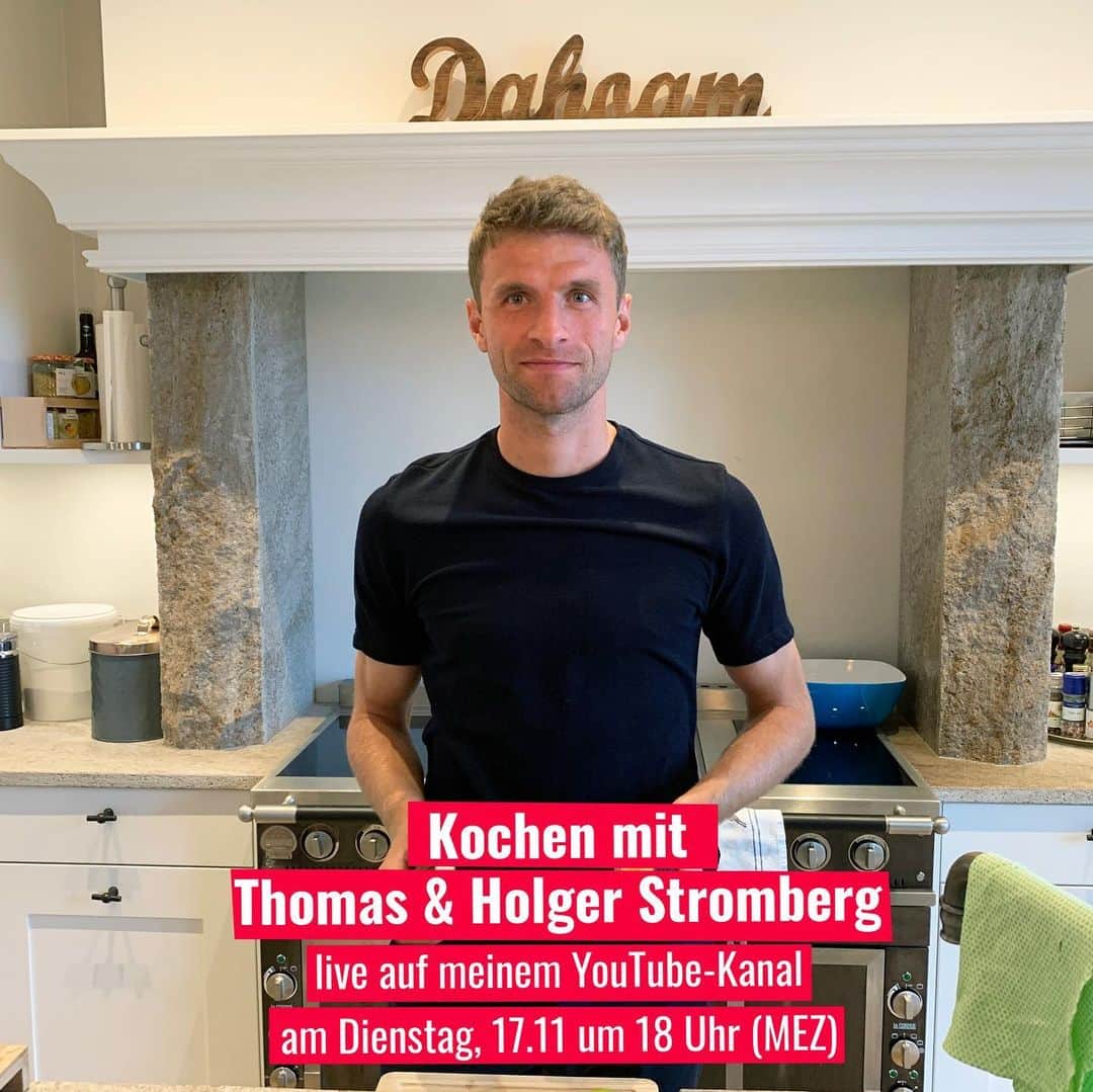 トーマス・ミュラーのインスタグラム：「Du wolltest schon immer mal gemeinsam mit Weltmeister-Koch @holger_stromberg und mir kochen? Morgen hast du dazu die Möglichkeit!!  Schau in die Story wenn du wissen willst, was wir kochen und was du dazu noch einkaufen musst. 👨‍🍳🍜😀 #kochen #esmuellert #stromberg #esmuellertamherd #gesundessen #fitness #kochenwiedieprofis」
