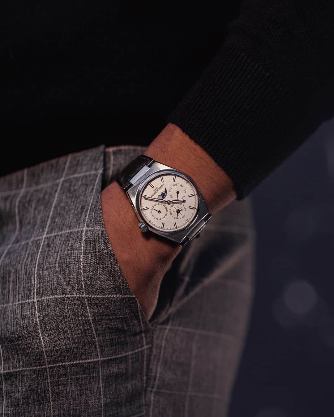 のインスタグラム：「Timelessness and elegance : the hallmarks of the new Highlife Perpetual Calendar Manufacture! ✨   #FrederiqueConstant #AccessibleLuxury #LiveYourPassion #HighlifeStyle #HighlifePerpetualCalendarManufacture #HighlifeClub Check out the link in bio to learn more about our Highlife Perpetual Calendar Manufacture collection.」