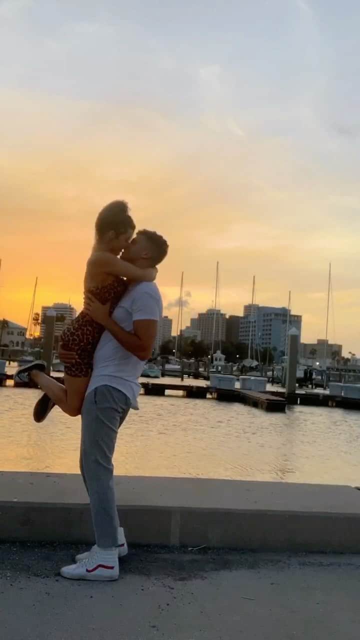 Nikki Blackketterのインスタグラム：「social distance friendly date idea with the bae 🥰✨ wine, meat n cheese tray, and find a pretty view 🌅  @teddyhammork ❤️ Song is Young - Vacations」