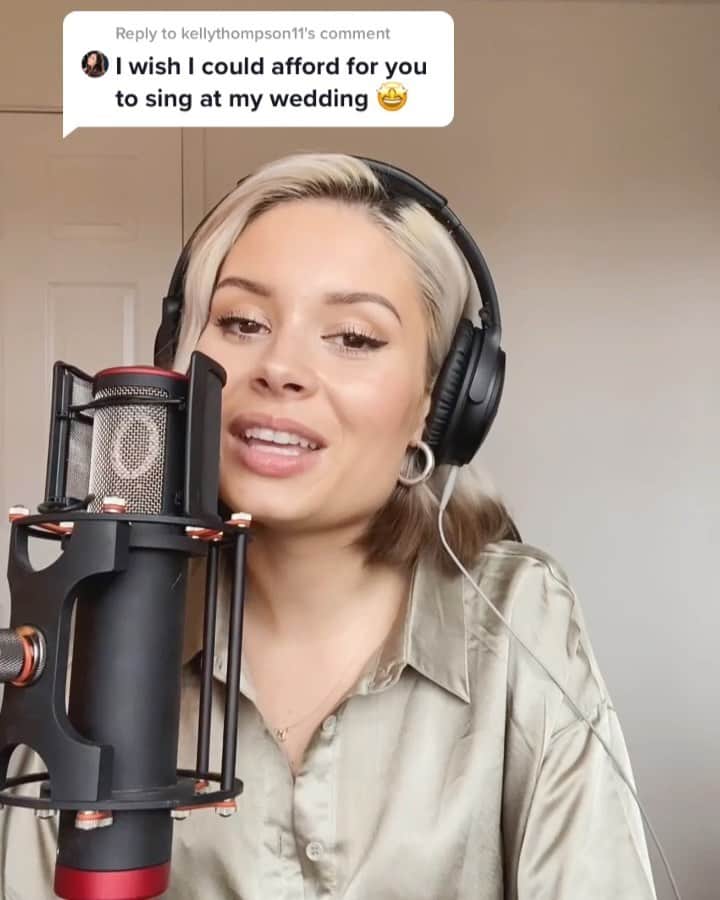 ニーナ・ネスビットのインスタグラム：「I went to a wedding today p.s this song is an absolute belter 😫」