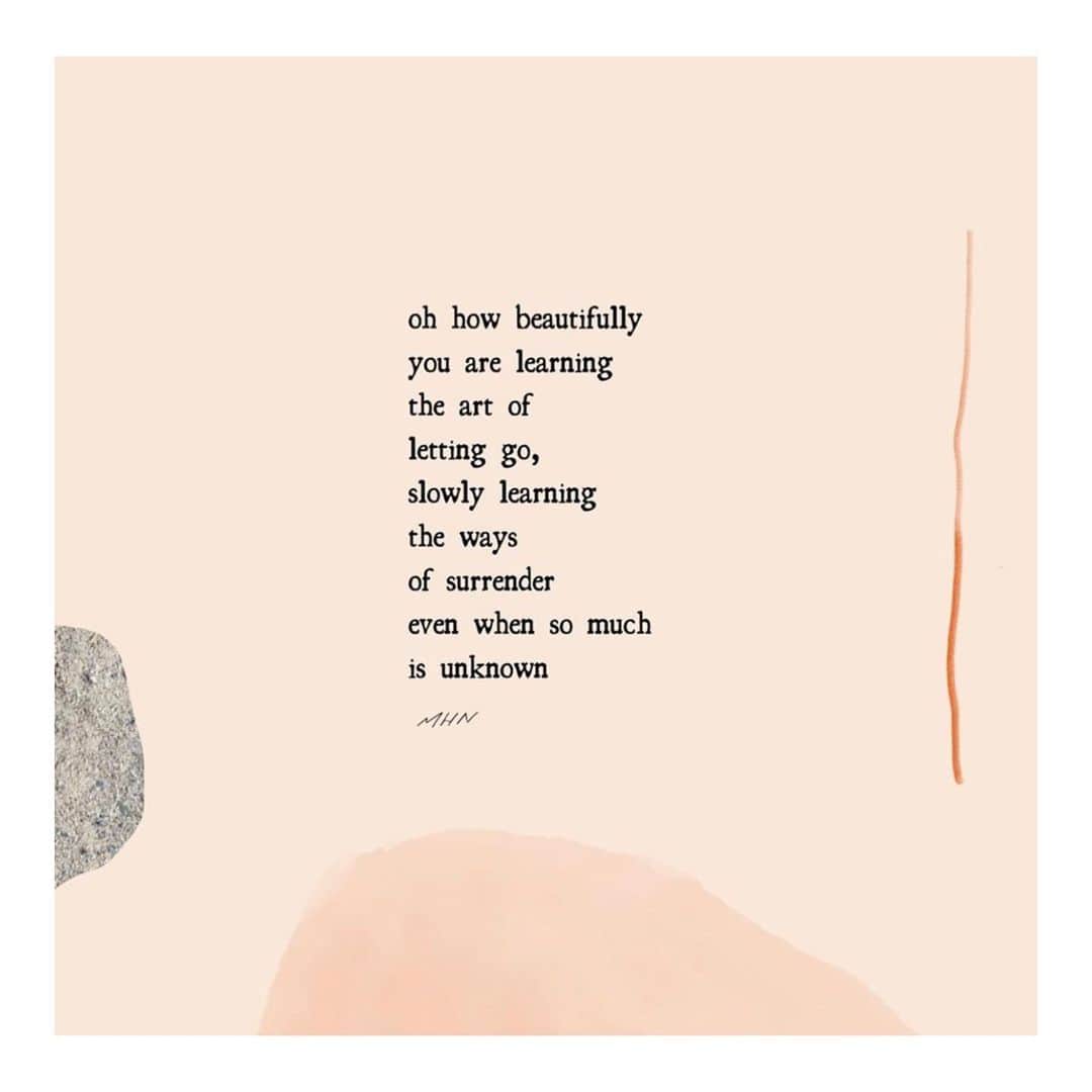 のインスタグラム：「Today I breathe this into my bones... reminding my anxious heart to keep the faith and let the rest go. Surrender is my lesson this year!」