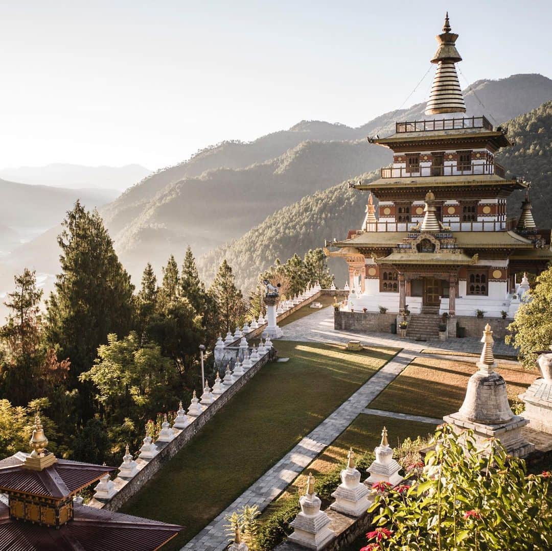 オールバーブラウンのインスタグラム：「During these times, taking care of ourselves has never been more important. Did you know there are still establishments around the world offering a tranquil place to escape and reboot? Plan your mind and body refresh by reading about 5 of the best wellness retreats (link in bio). #DoseOfSun #OrlebarBrown #OBsAroundTheWorld」