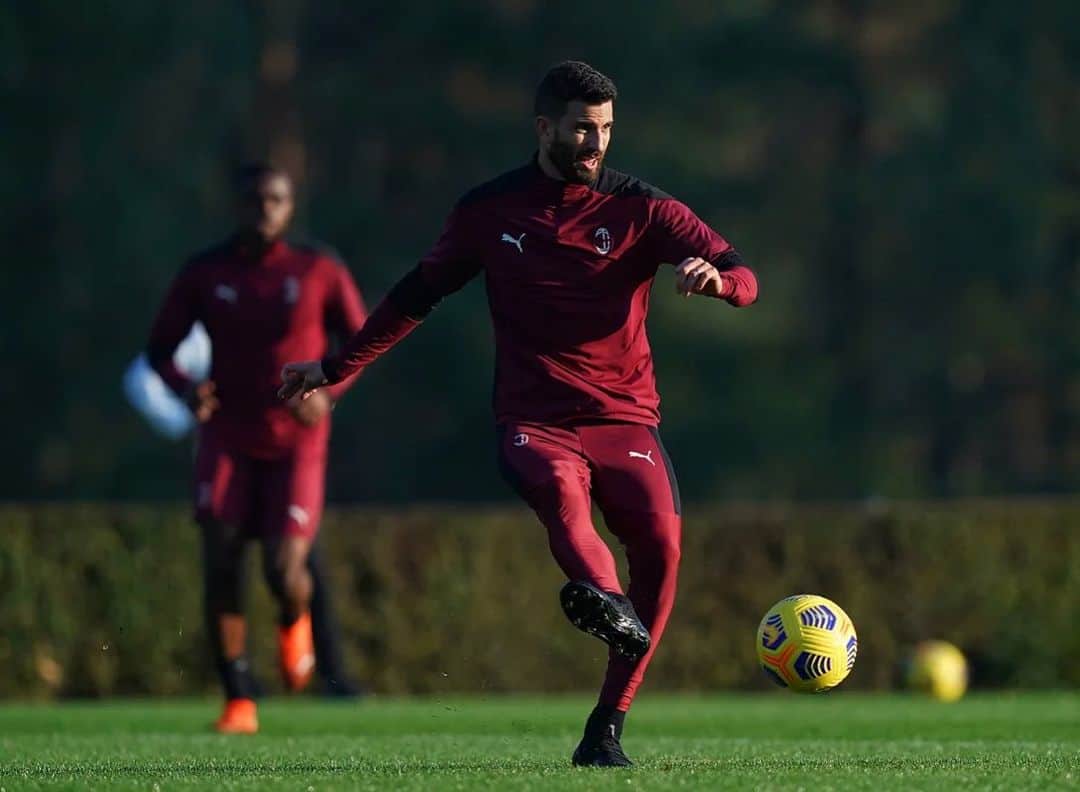 マテオ・ムサッキオのインスタグラム：「Getting stronger everyday! 💪🏼🔴⚫️ #training #SempreMilan @acmilan」