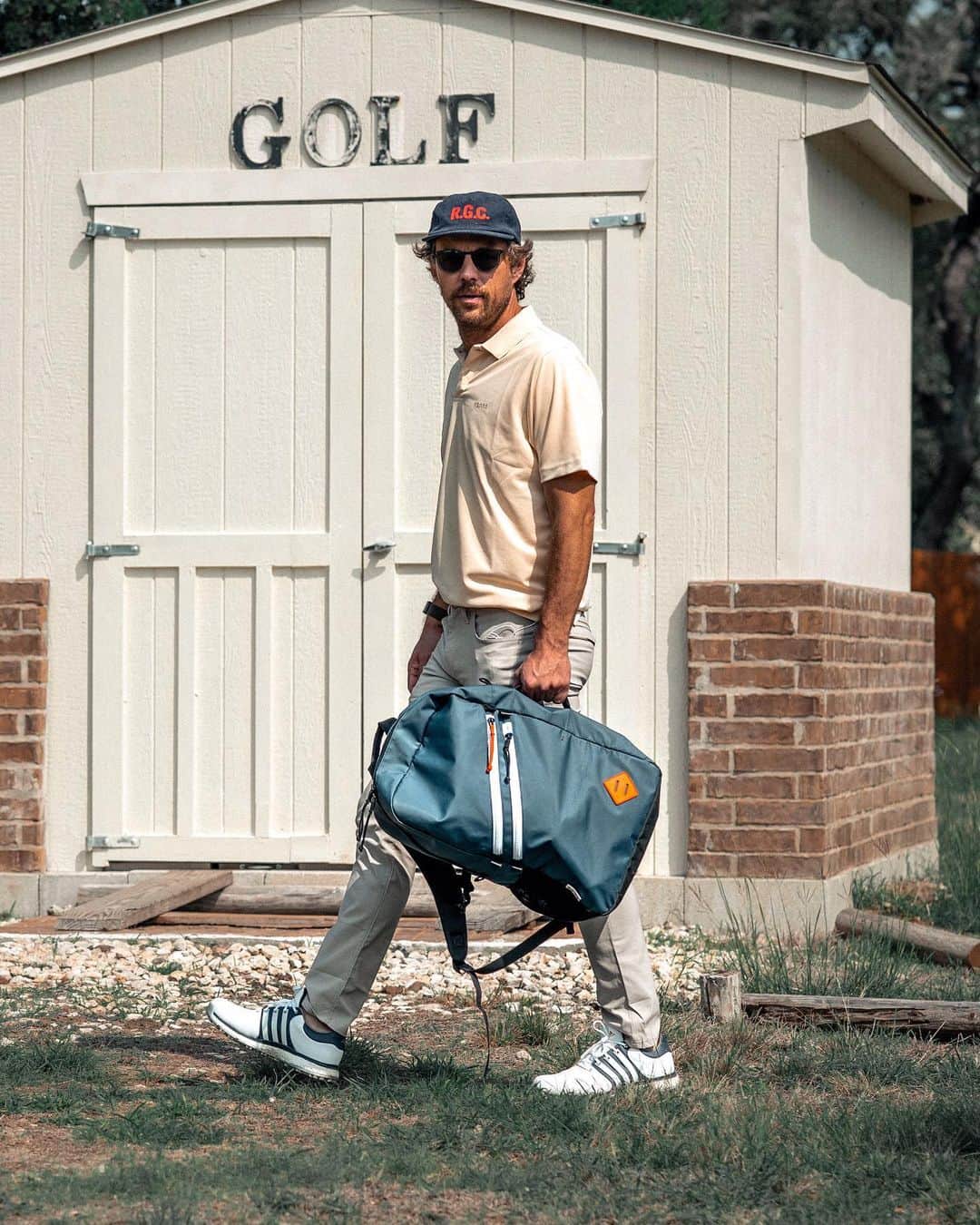 ジーエルシーオーのインスタグラム：「GLCO x @jones_sports_co, now available online and in-stores.  @erikanderslang debuts our latest collab, featuring a limited-edition sunglass and backpack kit, designed for days on the green and versatile enough for every day. Link in bio.」
