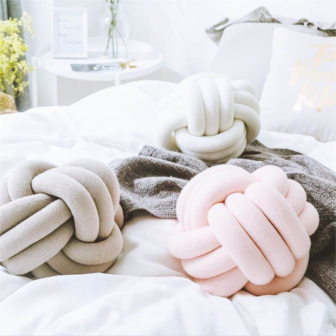 チップ＆ペッパーさんのインスタグラム写真 - (チップ＆ペッパーInstagram)「Our favorite knot pillows! Available now @stylraven. . . . . . . #knotpillow #apartmenttherapy #catsofinstagram #industrial #myinterior #myfashiondog #bohostyle #catfurniture #hygge #catlovers #bohohome #bohodecor #modernbohemian #kitchenideas #modernkitchen #morninglight #interior4all #americanstyle #woodenhouse #interior123 #interior4inspo #interior_delux #interiordesign #hangingchair #swing #dogphotography #mynordicroom #farmhouse」11月17日 3時01分 - sarafernstrom_