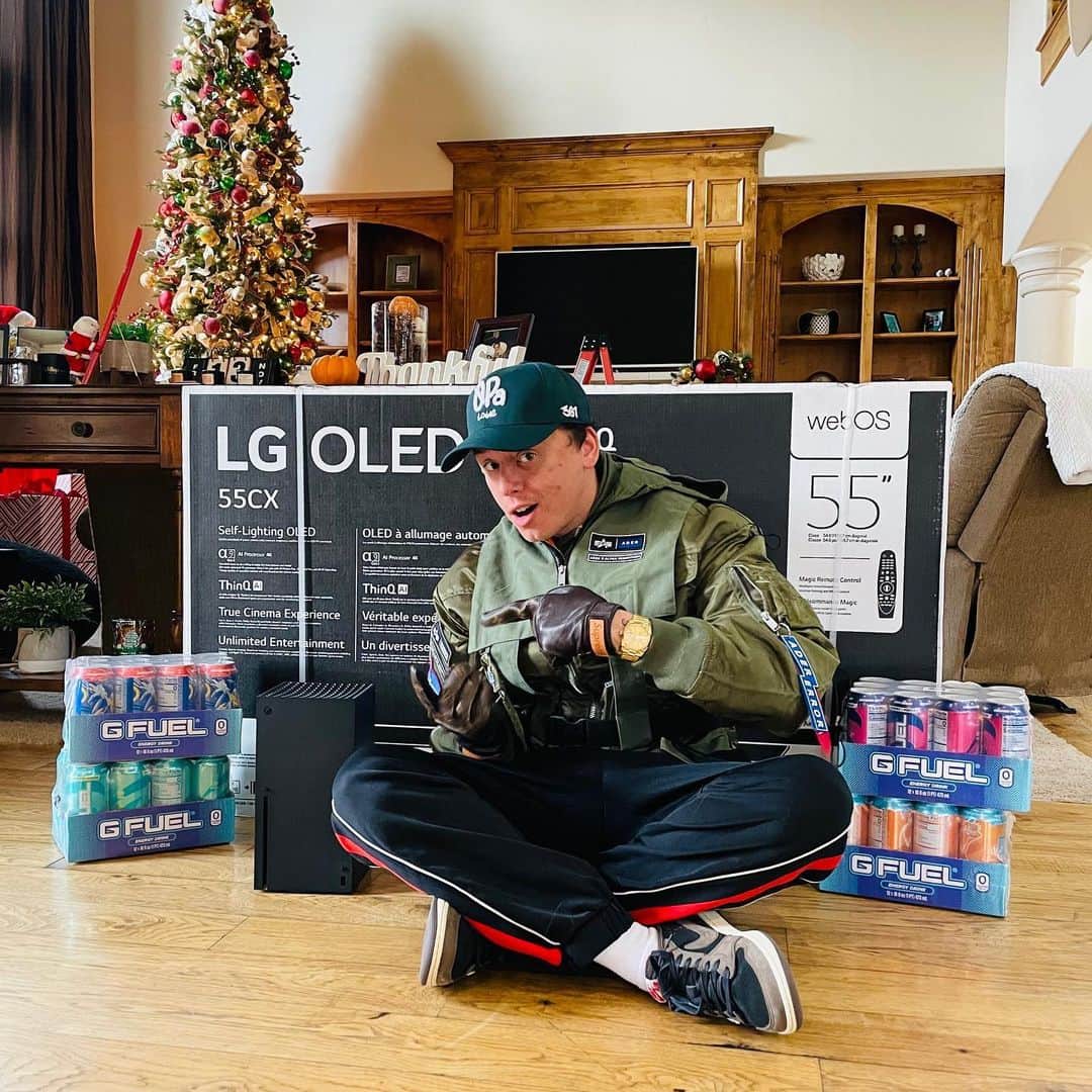 ロジックのインスタグラム：「Hey guys, G FUEL and I want to deck out your gaming setup! We’re giving away an Xbox One Series X, a 55 inch OLED TV, and a year supply of #GFUEL cans! To enter, just follow me and @gfuelenergy, share this post to your story, and tag a buddy in the comments. Good Luck!   No purchase necessary. Ends 11/22/20. 18+, continental US & DC. Void where prohibited. Official Rules here: https://gfuel.ly/32DeX28 #ad」