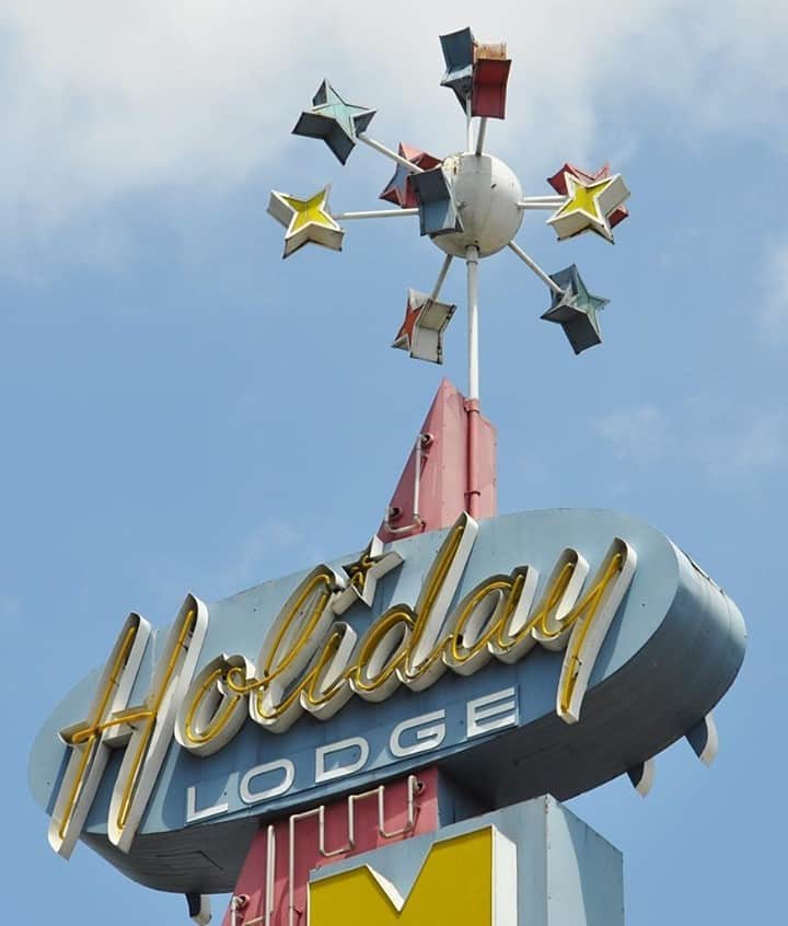 カレントエリオットのインスタグラム：「anyone else ready for a HOLIDAY already? 😎  #travelinspo #losangeles #vintagesigns #holidaylodge」