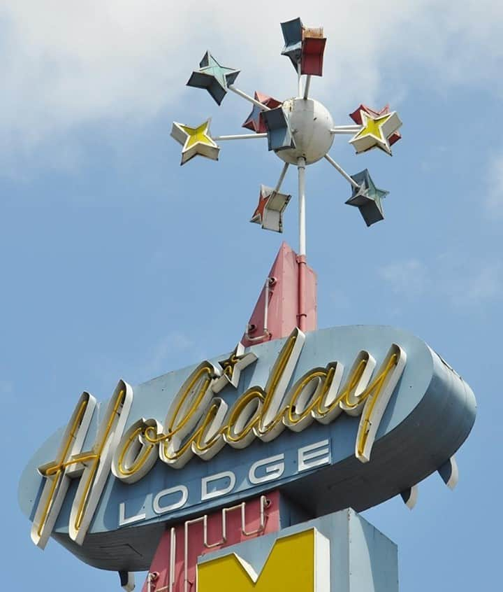 カレントエリオットさんのインスタグラム写真 - (カレントエリオットInstagram)「anyone else ready for a HOLIDAY already? 😎  #travelinspo #losangeles #vintagesigns #holidaylodge」11月17日 3時15分 - currentelliott