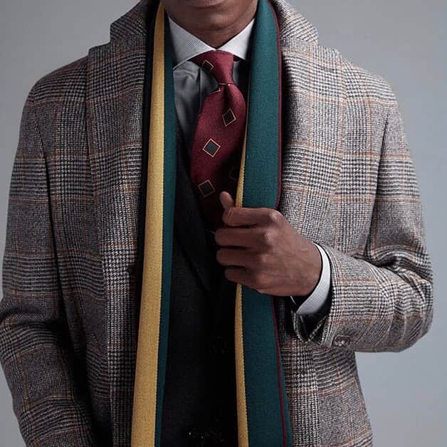 ポールスチュアートさんのインスタグラム写真 - (ポールスチュアートInstagram)「#BecauseLifeShouldBeColorful our FW20 collection is all about the finer details. Like this reversible Regimental stripe scarf, which has two seasonal colorways on either side. Pair it with a dapper plaid coat and silk tie to rank top of class.  You can shop the Regimental scarf and other gifts online or instore today.」11月17日 3時08分 - paulstuartny