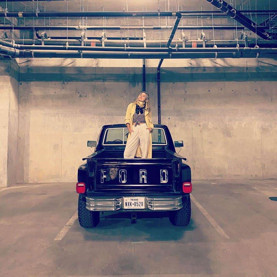 アシュリー・ハートのインスタグラム：「Texas. We love you.」