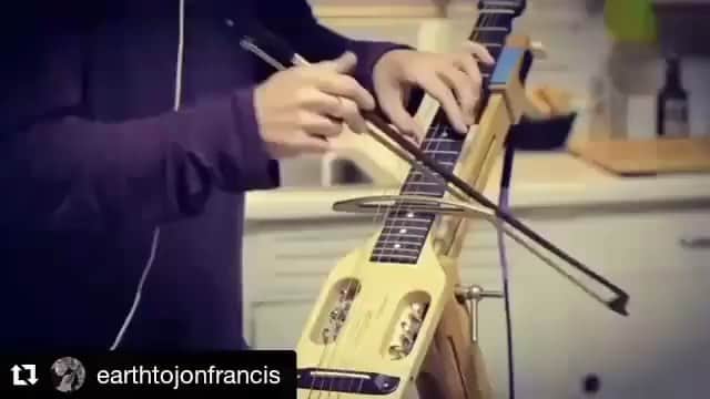 カーキ・キングのインスタグラム：「Are you bow-curious? Looking for something to experiment with? Try a passerelle on your six string guitar or other instrument and find out! 20% off in my webstore with code Kaki20 at the link in my bio or at kakiking dot com.」