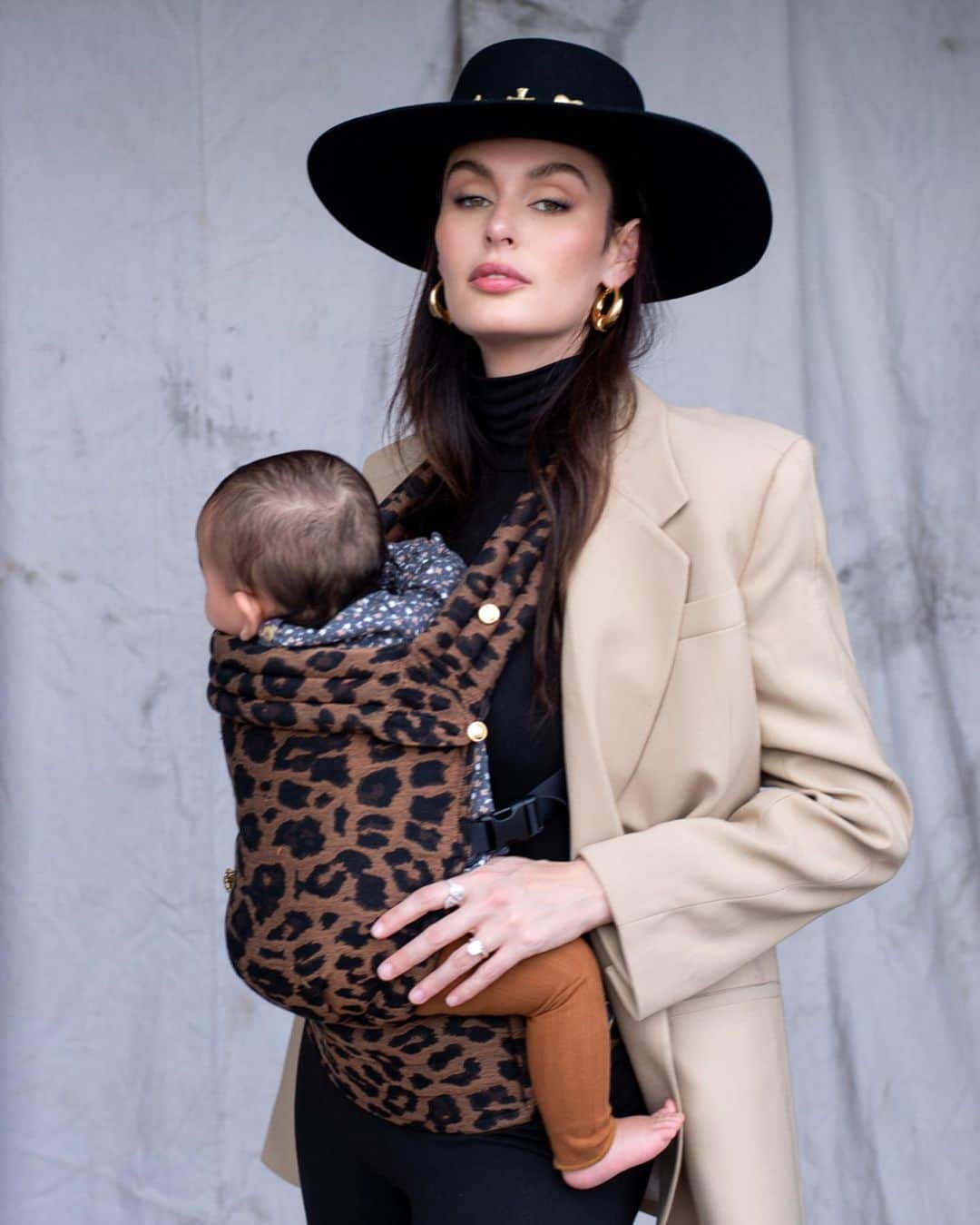 ニコール・トルンフィオさんのインスタグラム写真 - (ニコール・トルンフィオInstagram)「#momlife 🐨 with my mini 👶🏽 (I love baby wearing so much 😍 )」11月17日 3時21分 - nictrunfio