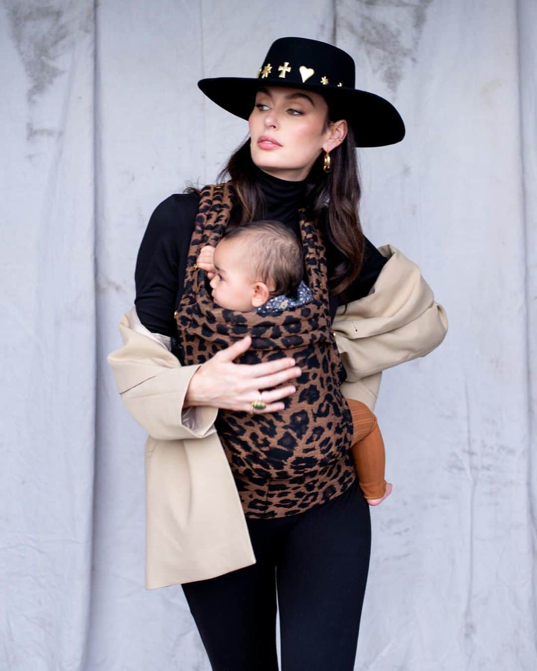 ニコール・トルンフィオのインスタグラム：「#momlife 🐨 with my mini 👶🏽 (I love baby wearing so much 😍 )」