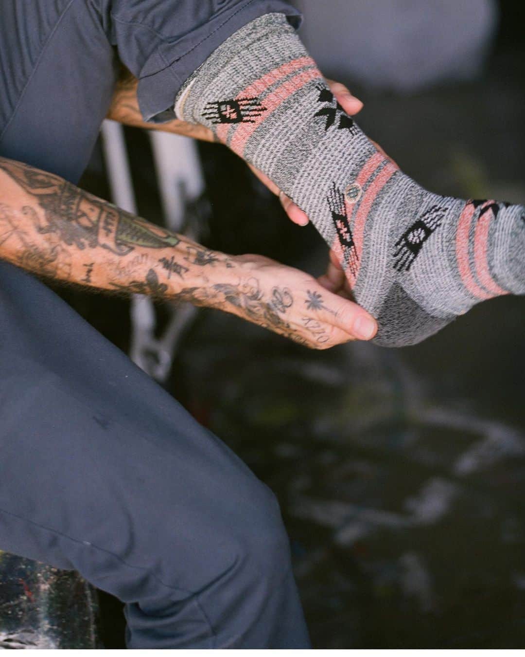 Stanceのインスタグラム：「🎨 Art Of Giving ✍️... Shop all our super soft Butter-blend™️ styles available now on Stance.com.  @markoblow  #punksandpoets」
