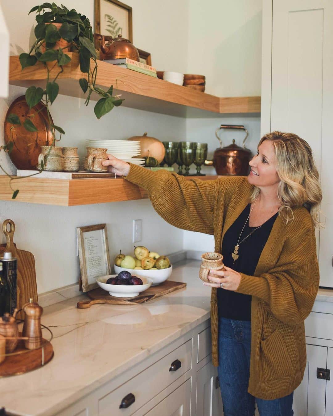 HGTVさんのインスタグラム写真 - (HGTVInstagram)「Did you catch Jenny + Dave’s home tour on @hodaandjenna this morning? 🤩 Head to the #linkinbio for another look at their gorgeous kitchen and don’t forget to watch #FixerToFab Tuesdays at 9|8c! ⁠⠀」11月17日 3時33分 - hgtv