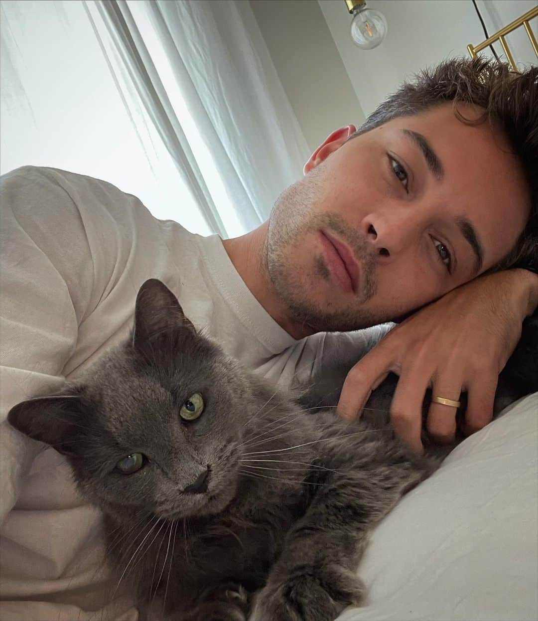フランシスコ･ラチョースキーのインスタグラム：「Cat dad! 😸 meow 👨 #shadow」