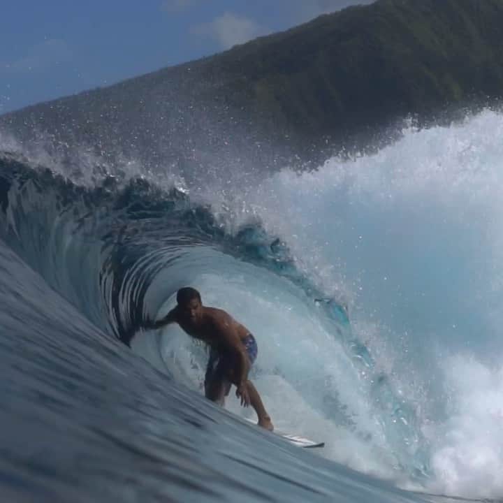 ミシェル・ボレーズのインスタグラム：「Just another day at the office ! Easy take off this time 😅. It’s a wave that I grew up surfing at. I love the fact that I was the only one in the water for a few hours. Surfing is growing really fast so it’s good to escape the crowd now and then . 📹 @bogus689」