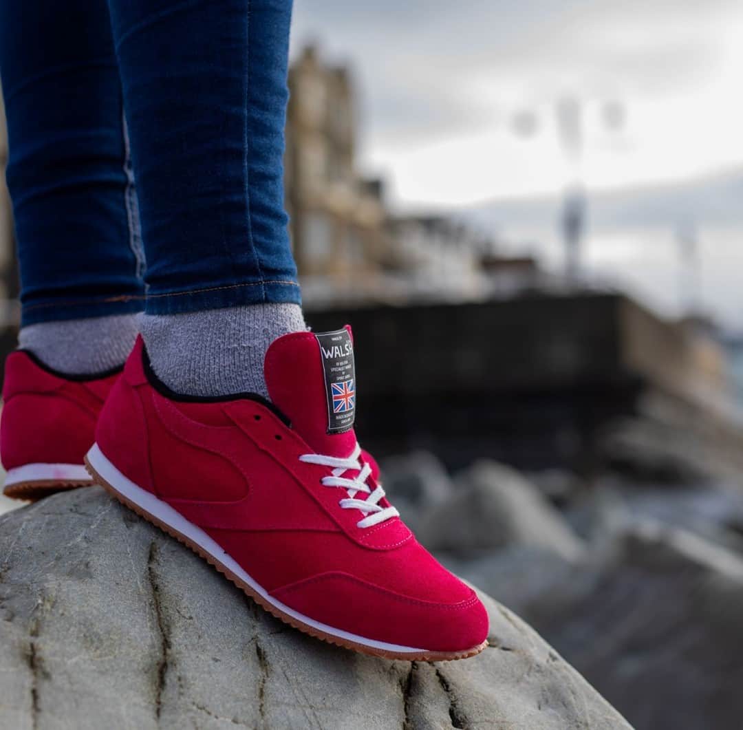 ウォルシュのインスタグラム：「Heads up, our Lostock Lite Range is in our Black Friday Sale 👀 . . . #normanwalshuk #normanwalsh #britishmanufacturing #madeinbritain #ukmfg #shoes #footwear #sneakers」