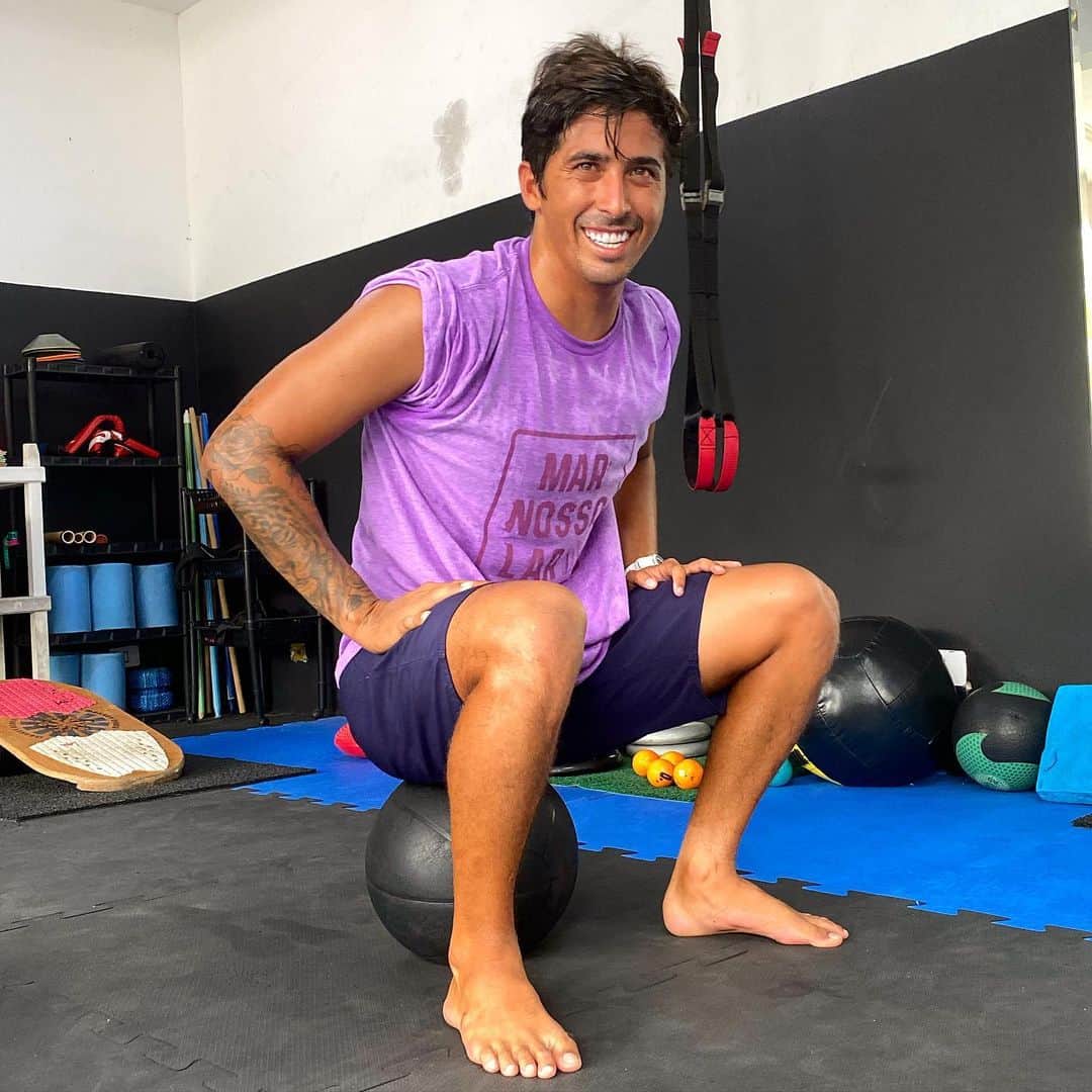 ミグエル・プッポのインスタグラム：「Começando mais uma semana dura de trabalho, pensamento positivo e o sorriso no rosto não pode faltar👊😁🙌 #Deusnocomando #Sempre #boasemana #positivevibes」