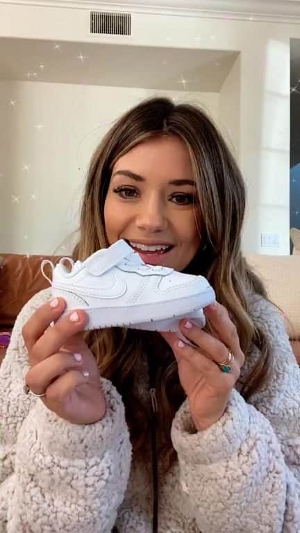 ロック&リパブリックのインスタグラム：「Check out @madisonbontempo’s picks for holiday style! From sherpa jackets and sneakers to cute tees and comfy sets, find something for the whole family. Start shopping now with 15% off with promo code SAVE15 through 11/21.」