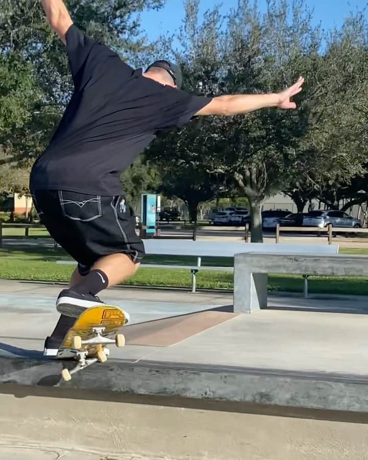 ジェイク・イラーディのインスタグラム：「To regs or fakie 🤔」