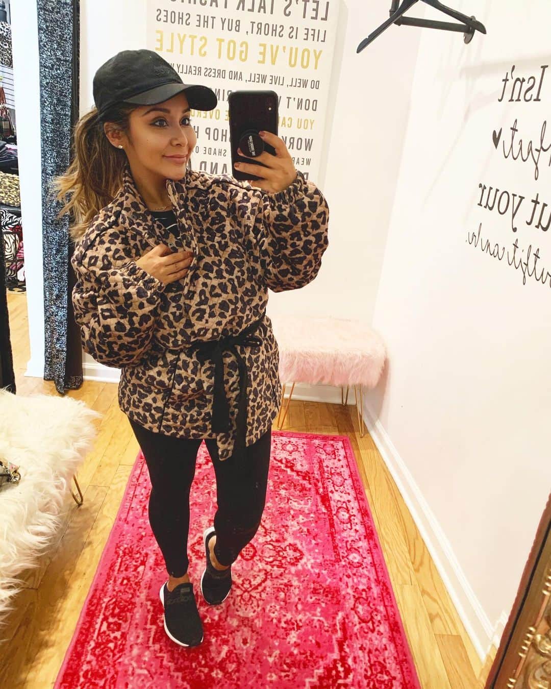 ニコール・ ポリッツィのインスタグラム：「Shopping at this place called @thesnookishop 💁🏽‍♀️🖤 it’s basically my closet. 🙏🏽 #christmasshopping」