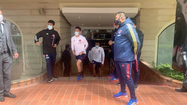 サッカー コロンビア代表チームのインスタグラム：「Rumbo a nuestro primer entrenamiento en Quito ⚽️💪🏻🔥  #VamosColombia」