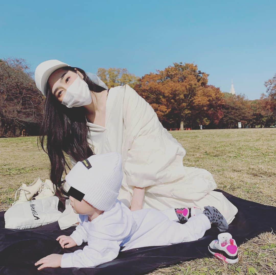 のインスタグラム：「我が子ちゃんのはじめての予防接種以外のお出かけ！　過去の経験から外出→この後注射を打たれるのではと終始ビクビクしていたよ。 #baby #7monthsold #7monthbaby #赤ちゃん　#生後7ヶ月　#0歳 #airmax #代々木公園　#お散歩　#快晴　#親子コーデ　#リンクコーデ」