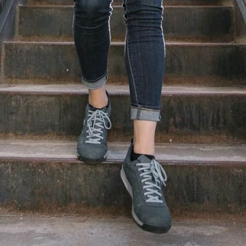 オボズのインスタグラム：「The Bozeman Low. Versatile by nature, durable by design, and made from recycled materials - 100% RPET @repreve laces and webbing, and quick-drying recycled natural material lining.⠀ ⠀ Shown here: Women's Bozeman Low in Slate. ⠀ .⠀ .⠀ .⠀ .⠀ #truetothetrail #giftidea #recycledmaterials #recycledfashion #mountaintown #bozeman #womensshoes」
