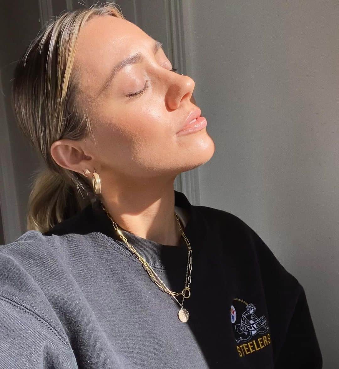 Camden Scottのインスタグラム：「Say it with me y’all, normalize skin texture. Poreless skin does not exist. Picture quality, Facetune, lighting, it all hides the details of our skin. Having texture does not mean you have bad skin. Listen to this weeks episode of @uneducated_podcast where I discuss all things skin with THE skincare guru, @susanyara ✨」