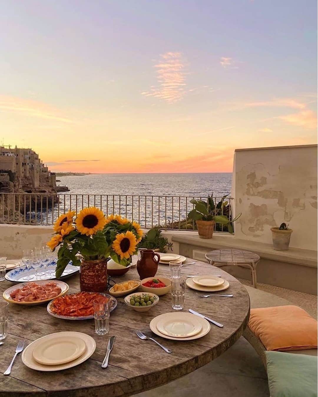 ヤング・ファビュラス&ブロークのインスタグラム：「Autumn sunset dreams 🌻via @seeladanse #yfbtravels」